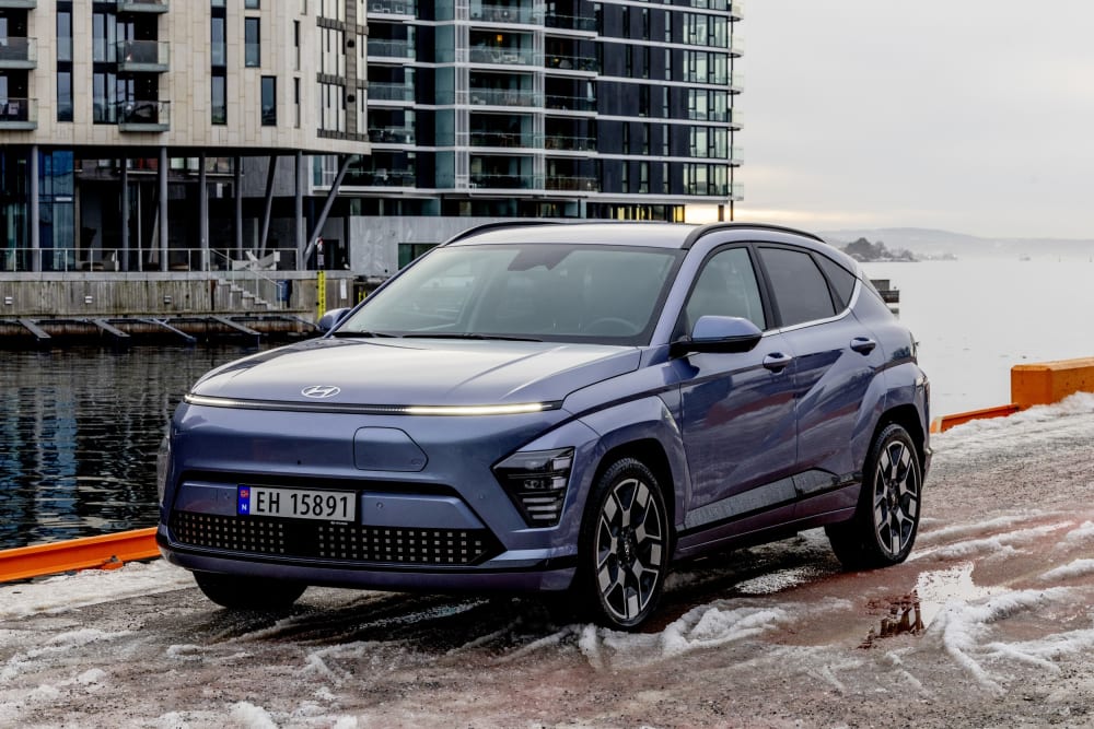 Blå Hyundai Kona på kaia